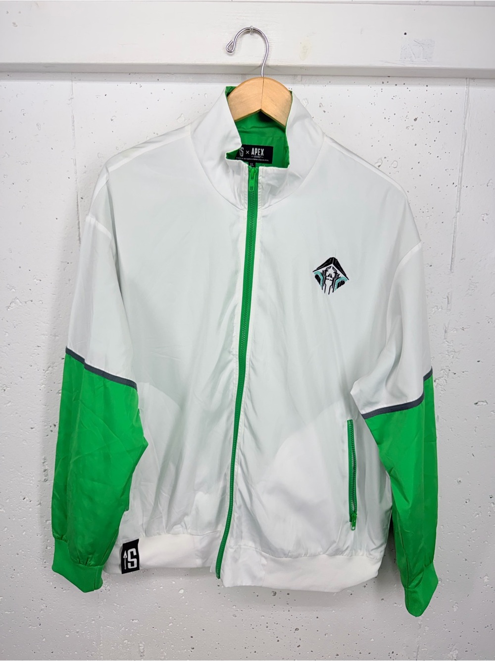 15 x APEX Legends Size XL White & Green Zip Up Crypto Jacket